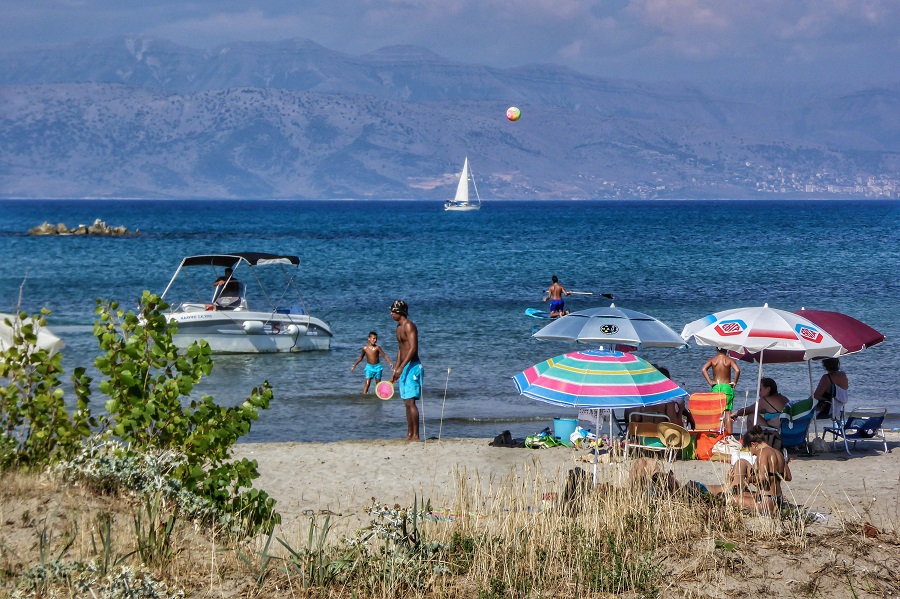 Καιρός: Ηλιοφάνεια με ανέμους έως 8 μποφόρ στο Αιγαίο