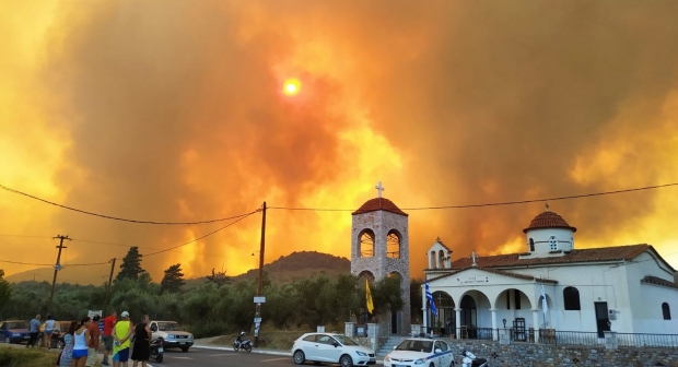 Σε δύο μέτωπα η μεγάλη φωτιά στη Μάνη