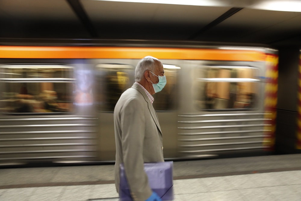 Κορονοϊός: Τρέχουν να προλάβουν τον συνωστισμό στο μετρό