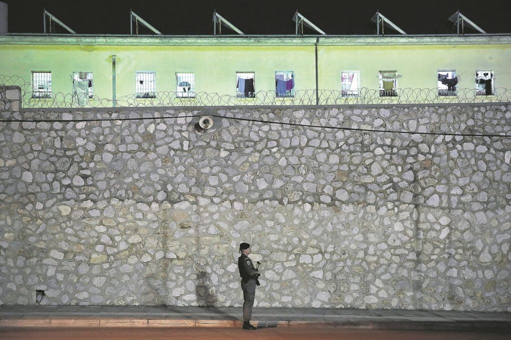 Στην πιο βαθιά απομόνωση οι φυλακές