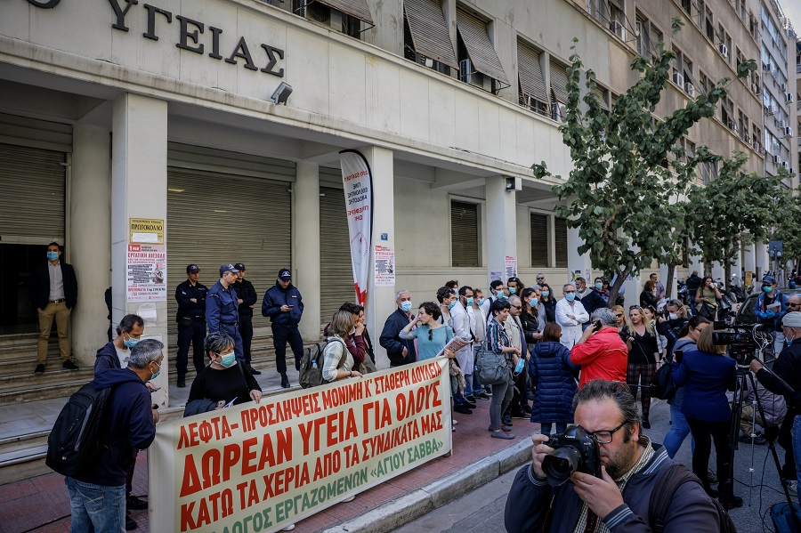 Με απλήρωτες εφημερίες αφήνει τους γιατρούς η κυβέρνηση Μητσοτάκη