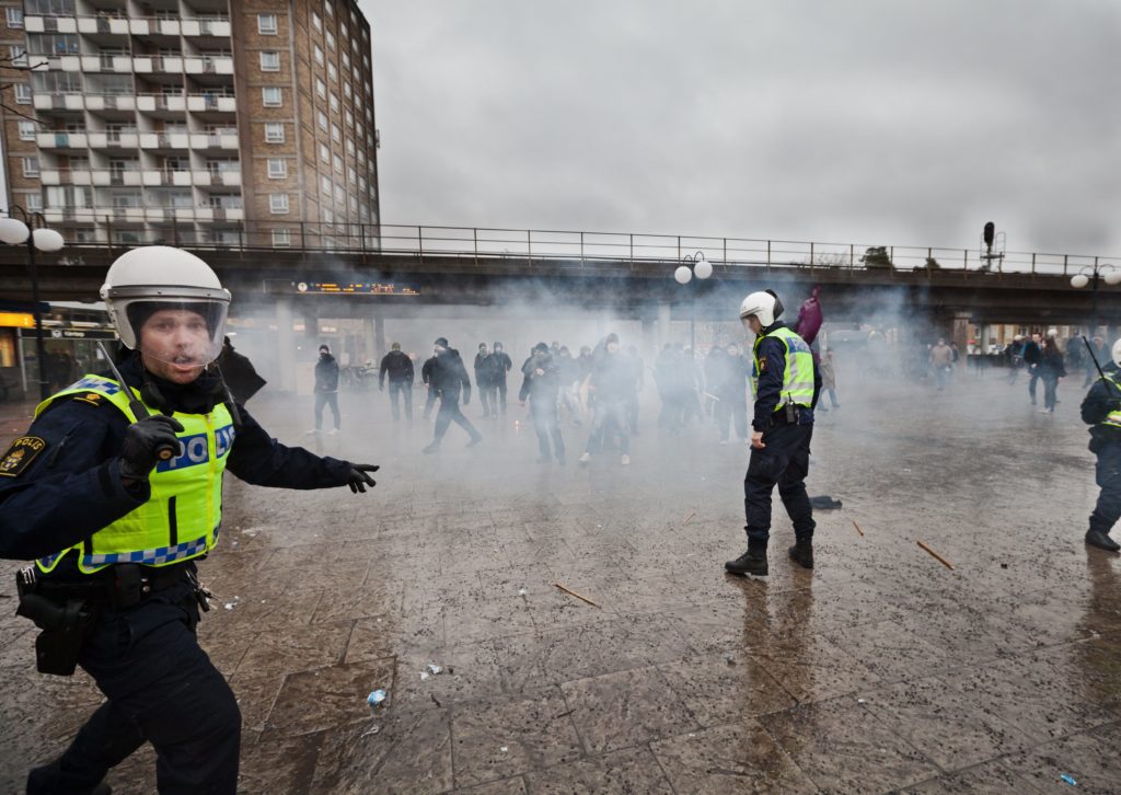 Σοβαρά επεισόδια στο Μάλμο της Σουηδίας μετά από διαδήλωση ακροδεξιών – Έκαψαν το Κοράνι (Photos – Video)