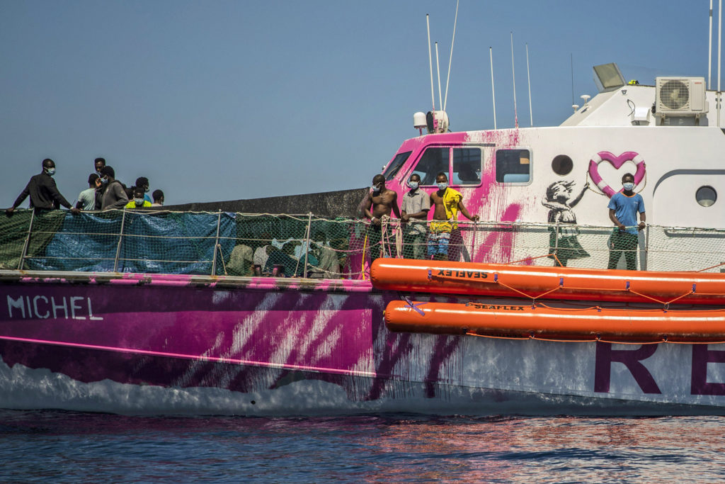 Μεσόγειος: Το πλοίο του Banksy κάλεσε σε βοήθεια μετά τη διάσωση δεκάδων προσφύγων