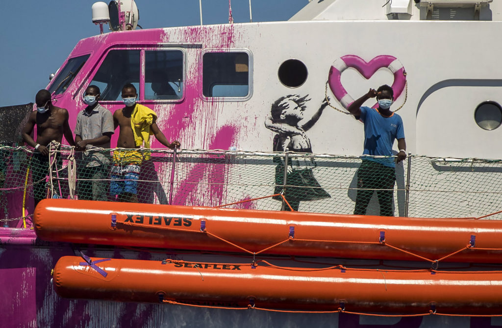 Ιταλία: Απομακρύνθηκαν 49 μετανάστες από το πλοίο διάσωσης του Banksy (Video)