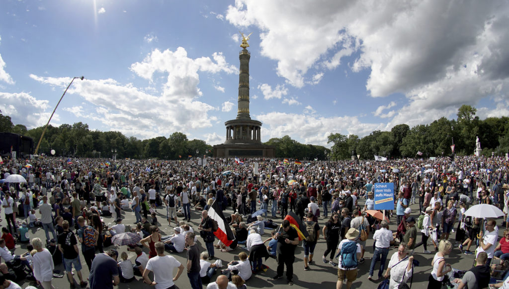 Σκοταδισμός στην Ευρώπη: «Ψέμα ο κορονοϊός», μαζικές διαδηλώσεις κατά της «ιατρικής τυραννίας» (Photos+Videos)