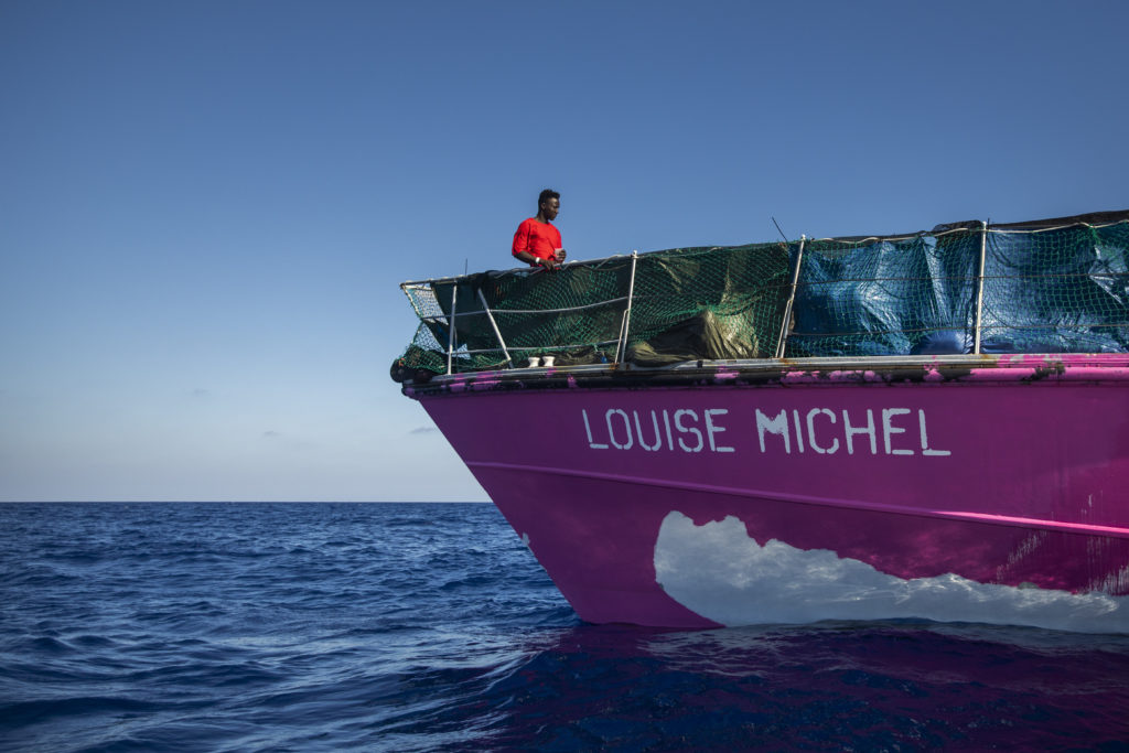 Ιταλία: Απομακρύνθηκαν οι πιο «ευάλωτοι» πρόσφυγες από το πλοίο διάσωσης του Banksy – Στο πλοίο Sea Watch 4 οι υπόλοιποι