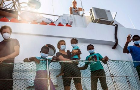 Ιταλία: Έκρηξη σε σκάφος που μετέφερε μετανάστες – 4 αγνοούμενοι και δύο τραυματίες λιμενικοί