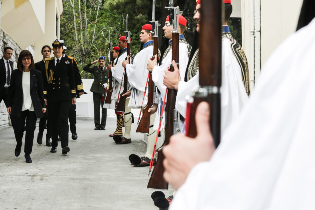 Όταν η «Καθημερινή» «άδειαζε» τον Κασιμάτη για τα… δικτυωτά καλσόν στους Εύζωνες