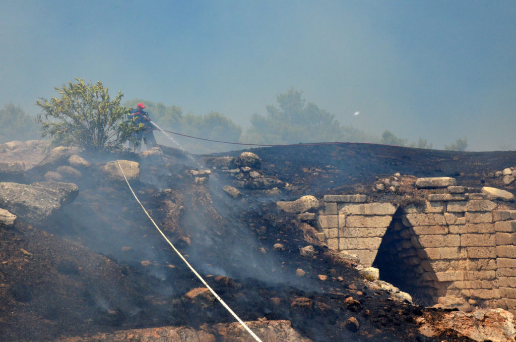 ΥΠΠΟ για Μυκήνες: Με απολογητική ανακοίνωση παραδέχεται ότι επλήγη ο αρχαιολογικός χώρος από την πυρκαγιά! (Photos)