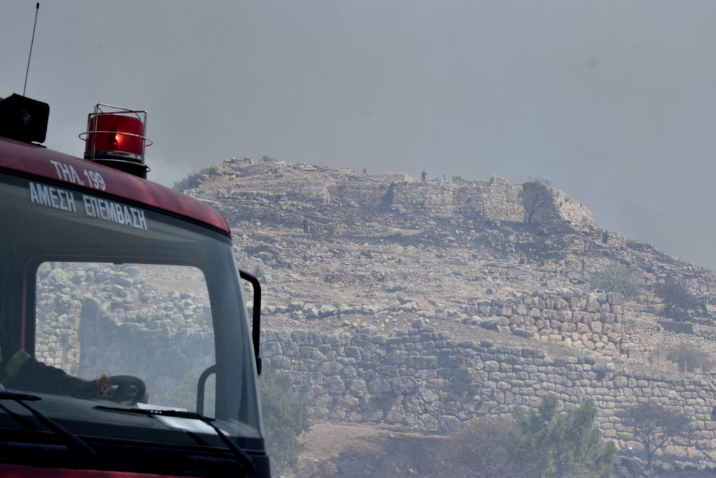 Υπό μερικό έλεγχο η πυρκαγιά στις Μυκήνες