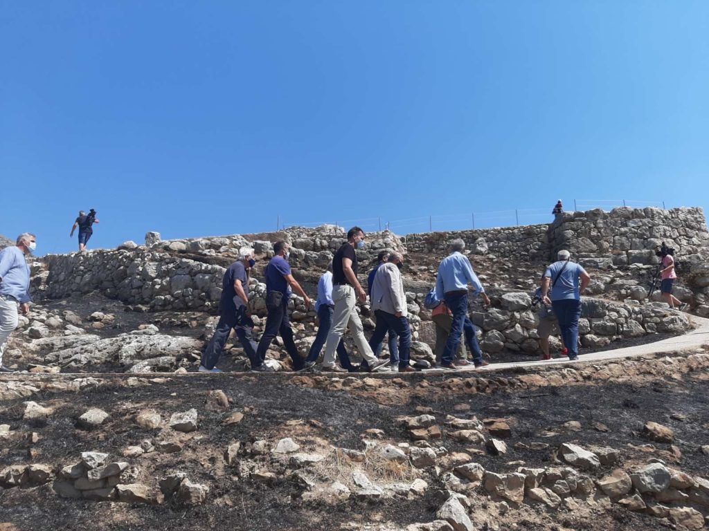 Κλιμάκιο του ΣΥΡΙΖΑ στις καμένες Μυκήνες: «Αυτός ο αρχαιολογικός χώρος παραδόθηκε ανυπεράσπιστος στις φλόγες» (Photos – Video)