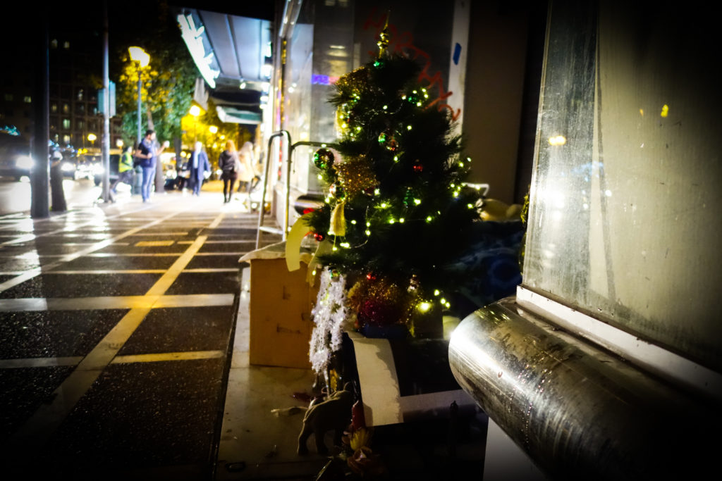 Τα Χριστούγεννα ενός αστέγου στο κέντρο της Αθήνας