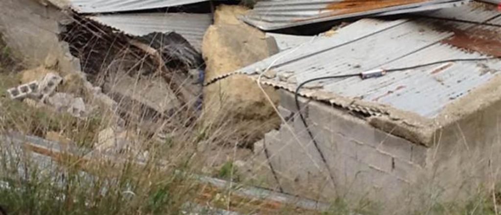 Κρήτη: Γιγάντιος βράχος έπεσε σε σπίτι και ΙΧ – Μια… κηδεία έσωσε το ζευγάρι των ενοίκων (Photos+Video)