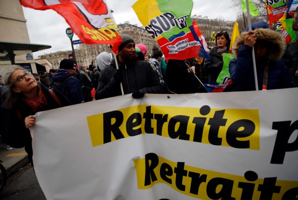 Έξι στους δέκα Γάλλους συνεχίζουν να στηρίζουν τις απεργίες για το συνταξιοδοτικό