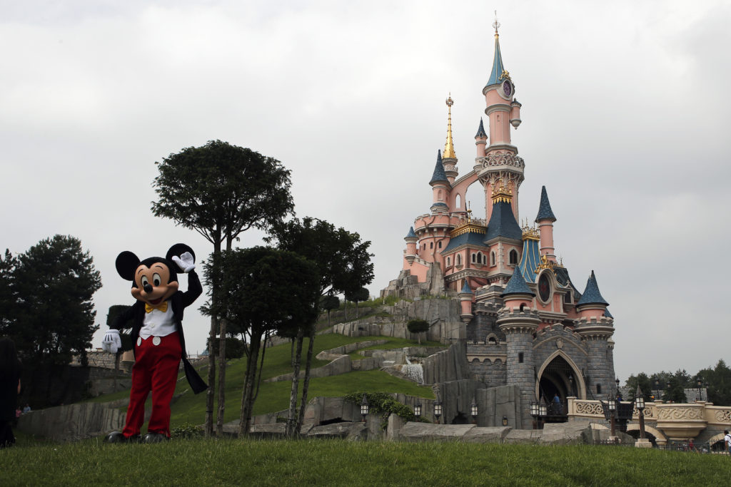Ο κορονοϊός «χτύπησε» και τη Walt Disney – Απολύει 28.000 εργαζομένους στα θεματικά της πάρκα