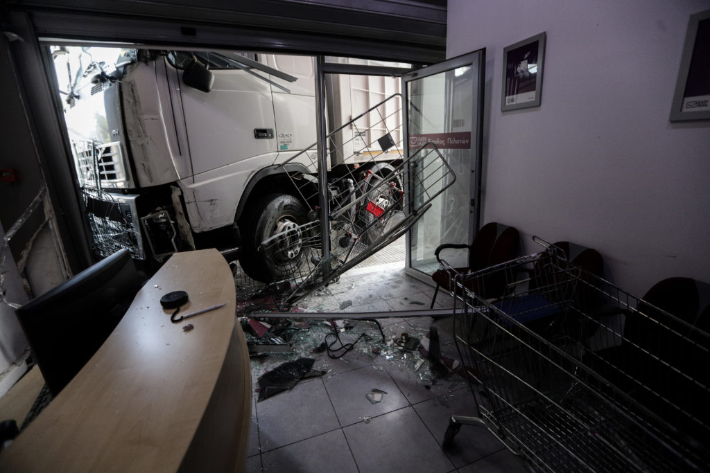 Χάος στην Πειραιώς: Φορτηγό έπεσε σε γραφεία εταιρίας (Photos)