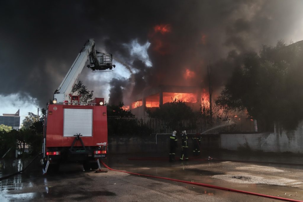 Μεταμόρφωση: Σε πλήρη εξέλιξη η πυρκαγιά σε εργοστάσιο – Δόθηκαν δύο λωρίδες κυκλοφορίας προς Λαμία