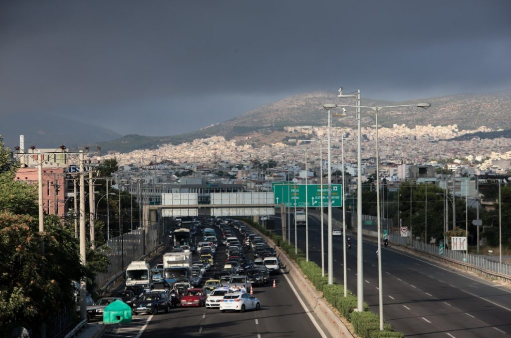 Μεταμόρφωση: Αποκαταστάθηκε η κυκλοφορία στην Αθηνών – Λαμίας – Σε ύφεση η πυρκαγιά στο εργοστάσιο