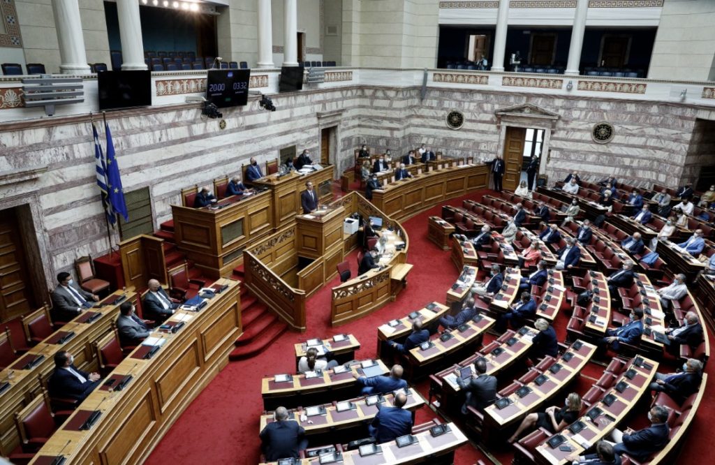 Με τις ψήφους της ΝΔ πέρασε από τη Βουλή η λίστα Πέτσα Νο2