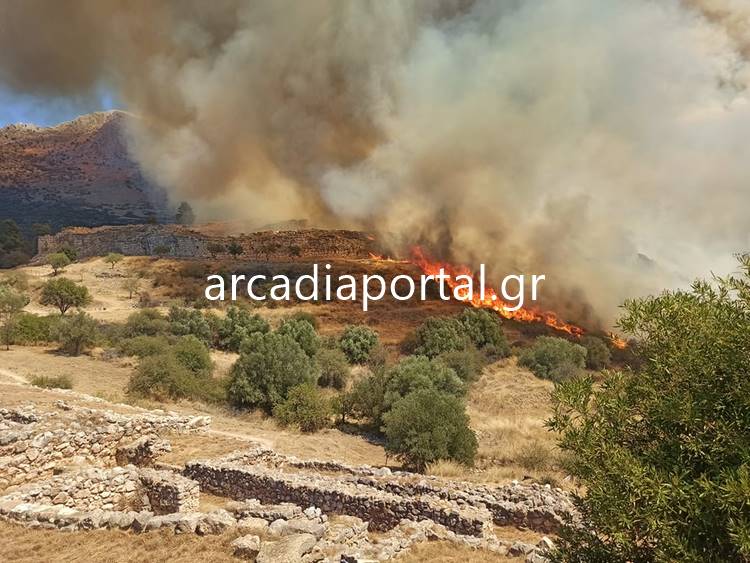 Φωτιά στις Μυκήνες: Εκκενώθηκε ο αρχαιολογικός χώρος