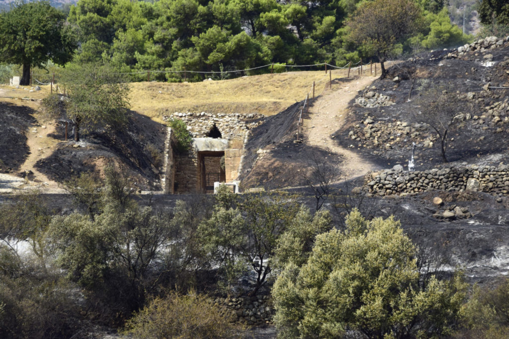 Aνυπολόγιστη καταστροφή στις Μυκήνες: Μέσα από τον αρχαιολογικό χώρο πέρασε η μεγάλη πυρκαγιά (Photos+Videos)