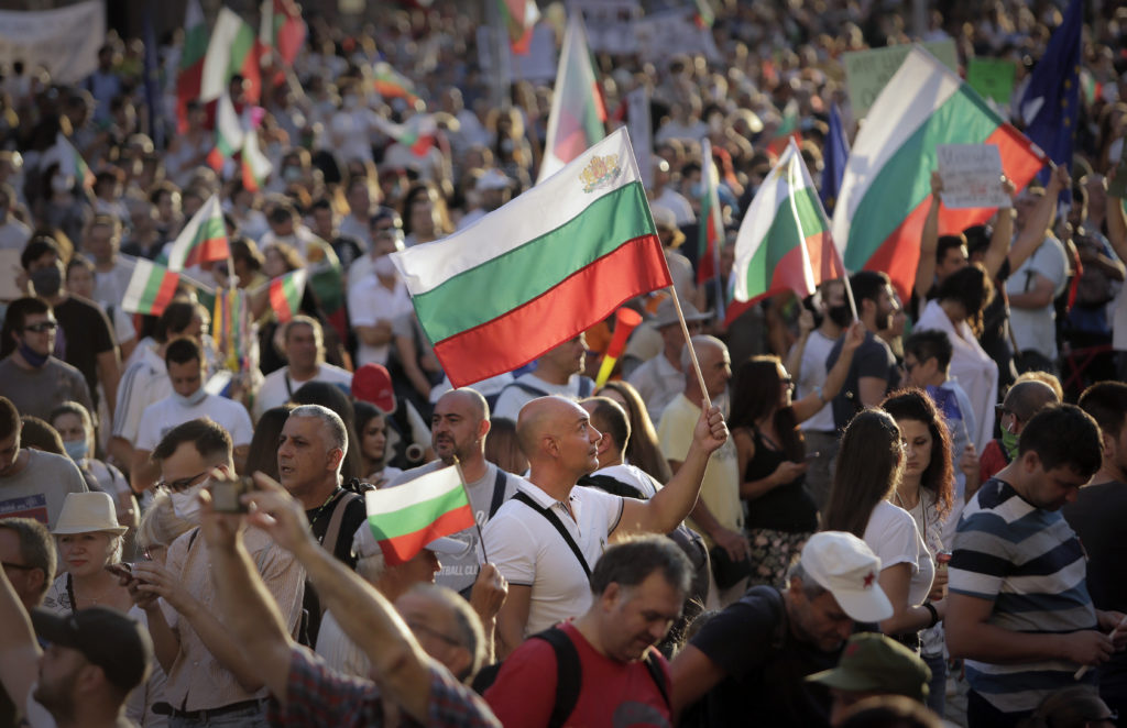 Βουλγαρία: Ξανά στους δρόμους χιλιάδες διαδηλωτές που ζητούν την παραίτηση του πρωθυπουργού Μπορίσοφ