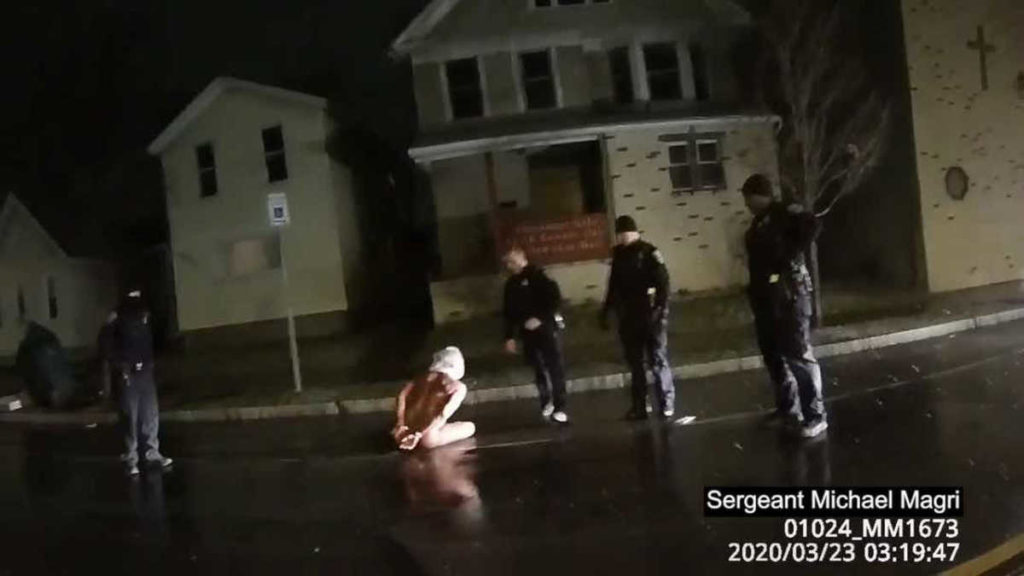 Εξοργιστικό βίντεο από τις ΗΠΑ: Αστυνομικοί φορούν κουκούλα στο κεφάλι γυμνού συλληφθέντα – Κατέληξε νεκρός (Video)