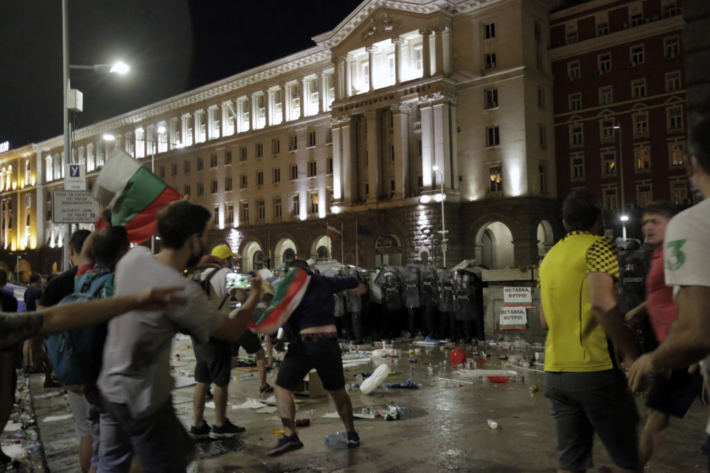 Bίαιες διαδηλώσεις στη Βουλγαρία με 55 τραυματίες –  Μολότοφ και αντλίες νερού