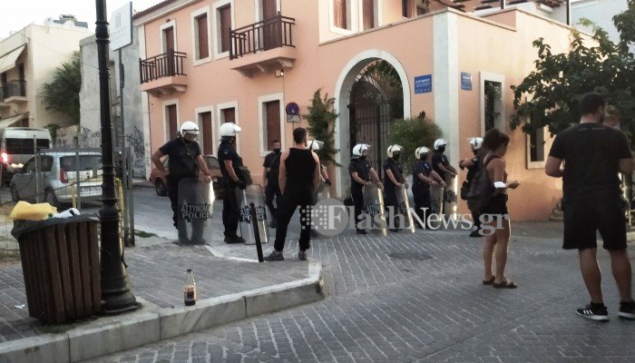Εκκενώθηκε από την Αστυνομία, η κατάληψη Rosa Nera στην παλιά πόλη των Χανίων (εικόνες)