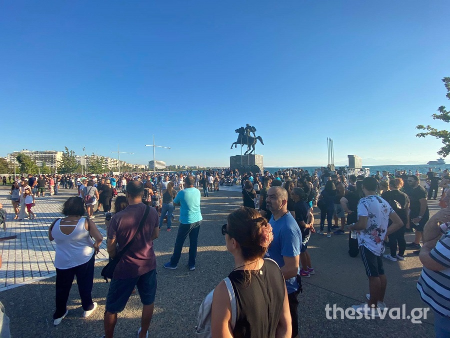 Θεσσαλονίκη: Γονείς διαδηλώνουν κατά της χρήσης μάσκας στα σχολεία (εικόνες)