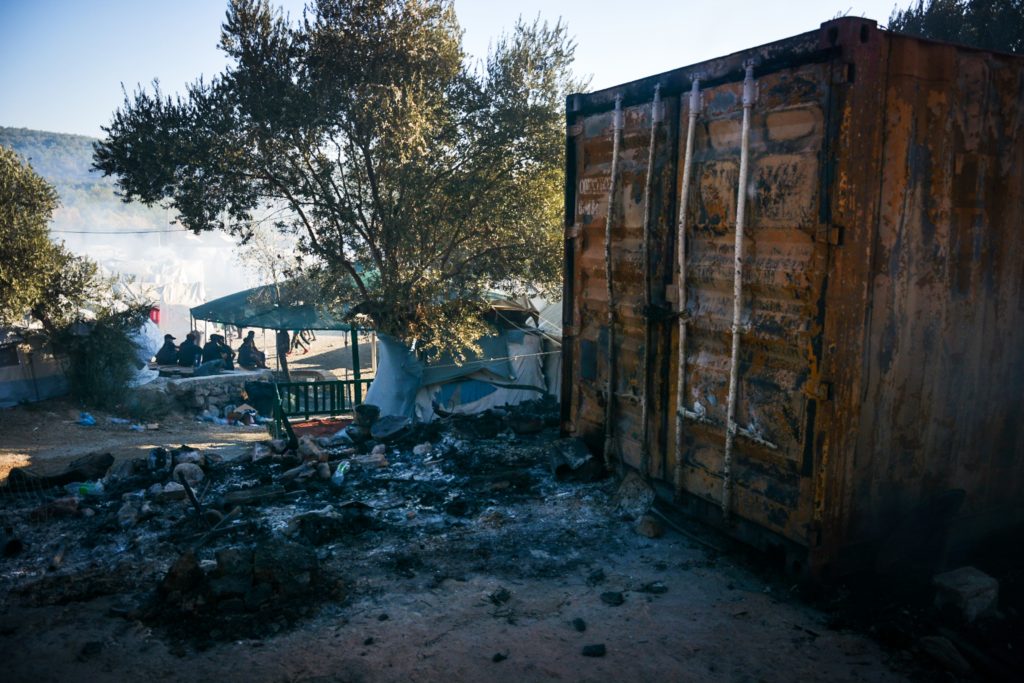 Πύρινη κόλαση στη Μόρια: Στάχτη έγινε η δομή, στον δρόμο χιλιάδες άνθρωποι (Photos – Video)