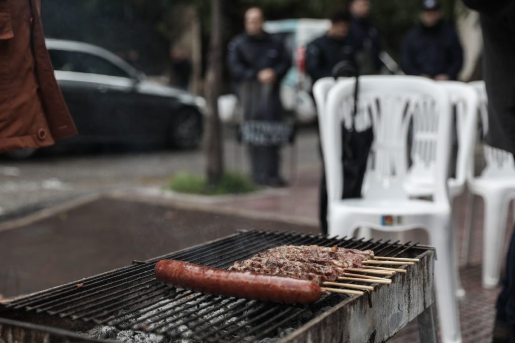 Αστυνομικός στα Εξάρχεια «έχασε» το υπηρεσιακό όπλο ενώ σταμάτησε για…σουβλάκια