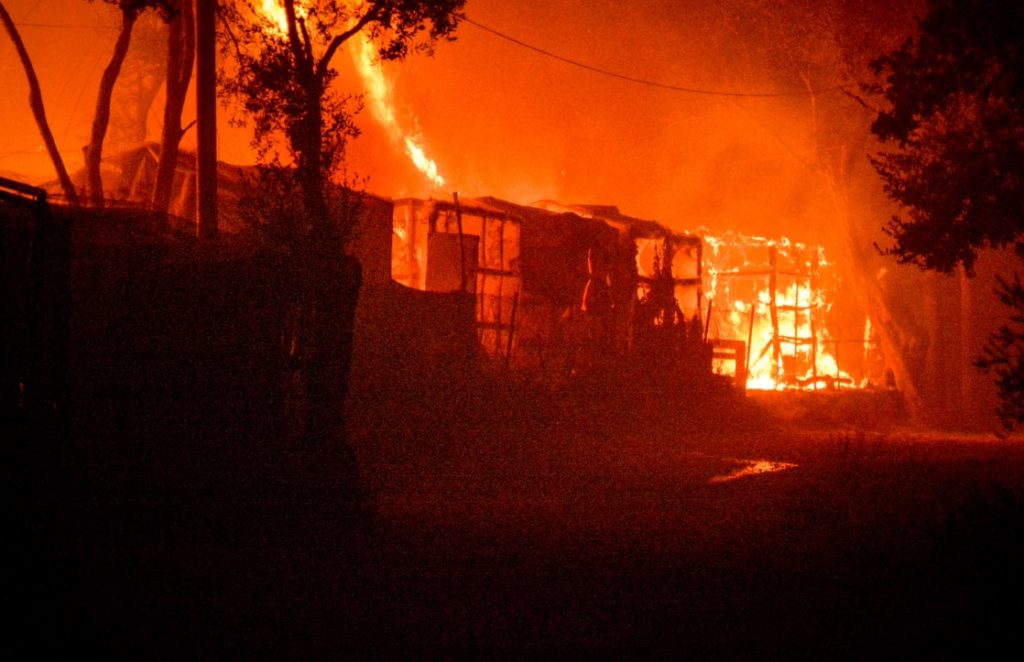 Ξανά στις φλόγες η Μόρια: Καίγονται σκηνές – Εγκαταλείπουν τον χώρο οικογένειες (Photos – Video)