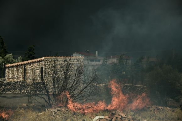 Σε ύφεση η πυρκαγιά στην Ανάβυσσο – Εκκενώθηκαν οικισμοί