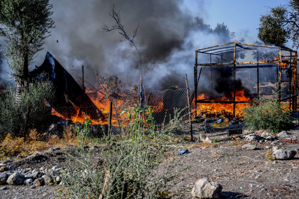 Νέα φωτιά στη Μόρια – Καίγεται ό,τι είχε απομείνει