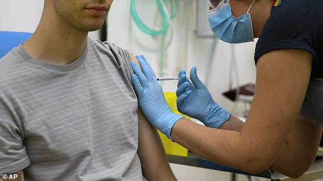 Εθελοντής που έκανε το εμβόλιο της AstraZeneca αποκαλύπτει: «Ανέβασα 39 πυρετό, δεν μπορούσα να σηκωθώ και να κινηθώ»