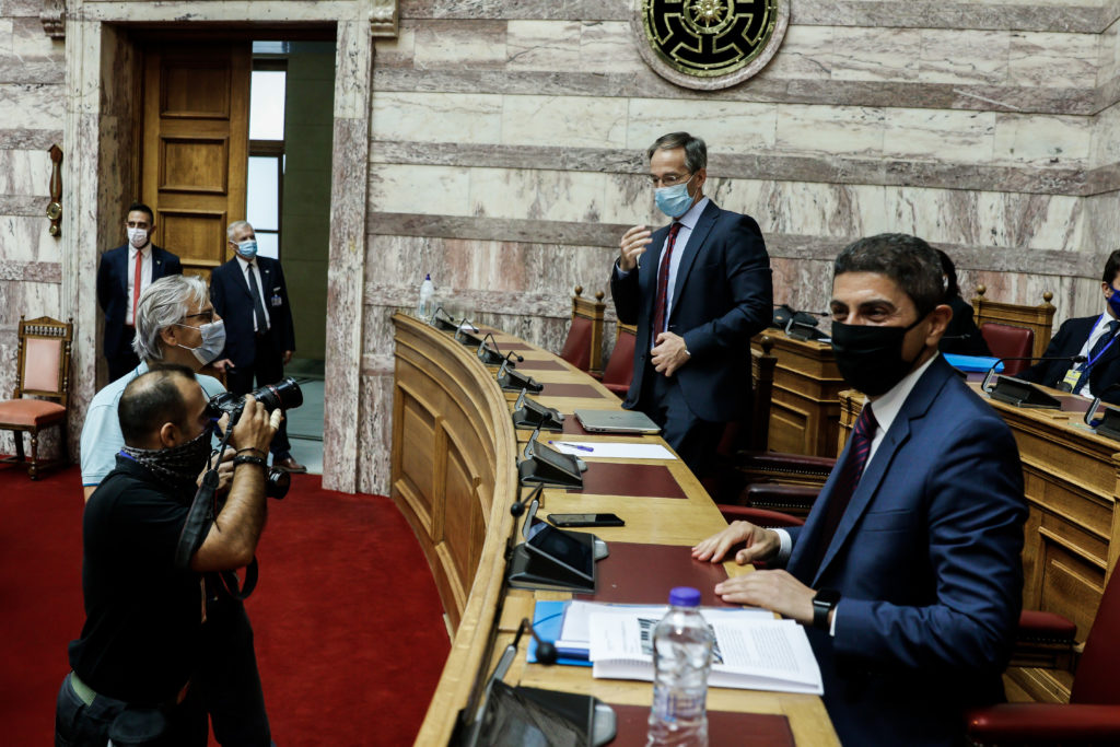 Αντιρρήσεις στη Βουλή για το «αναχρονιστικό και φωτογραφικό το νομοσχέδιο» Αυγενάκη
