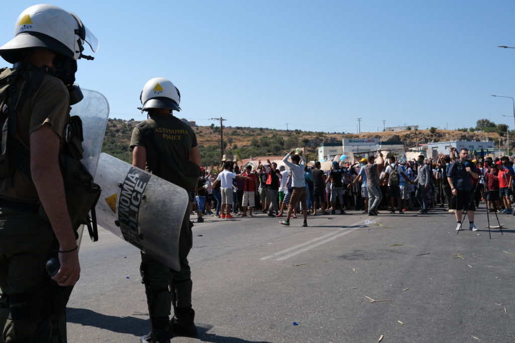 Αύρες και ΜΑΤ στη Μόρια αντί για βασικά αγαθά – Ανταπόκριση του Documento από το νησί (Video)