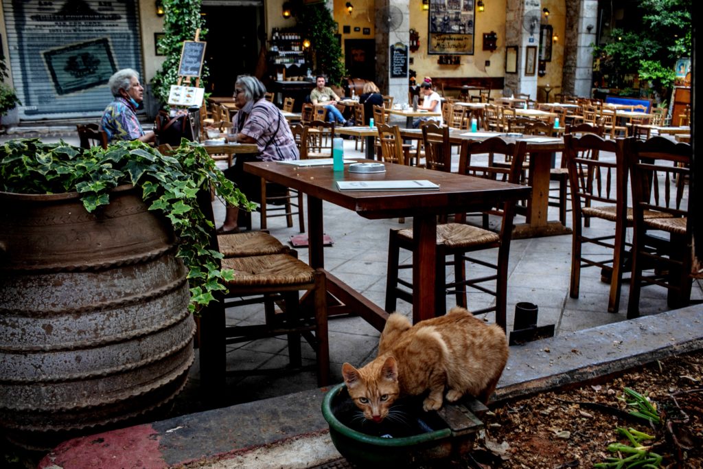 ΕΛΣΤΑΤ: Καθίζηση κατά 84,6% του τζίρου των επιχειρήσεων καταλυμάτων και εστίασης το β’ τρίμηνο του 2020