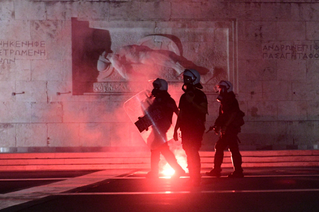 Ένταση έξω από τη Βουλή στην πορεία αλληλεγγύης για τους πρόσφυγες (Photos)