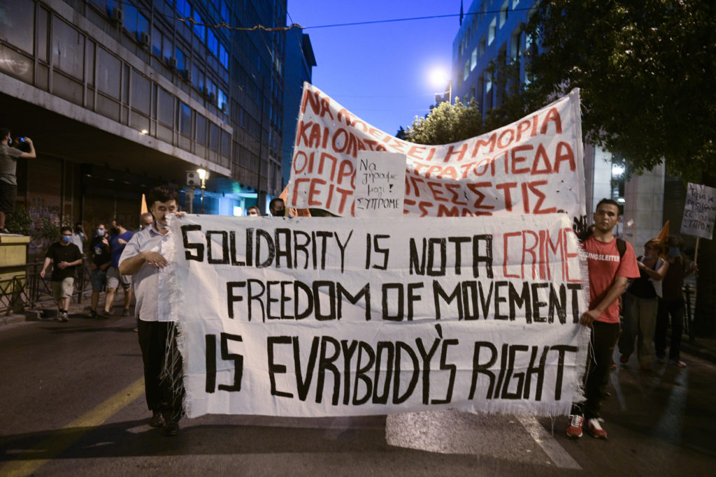 Χιλιάδες διαδήλωσαν στην Αθήνα για τους πρόσφυγες της Μόριας – «Σύνορα ανοιχτά, έχουμε χώρο» (Photos)