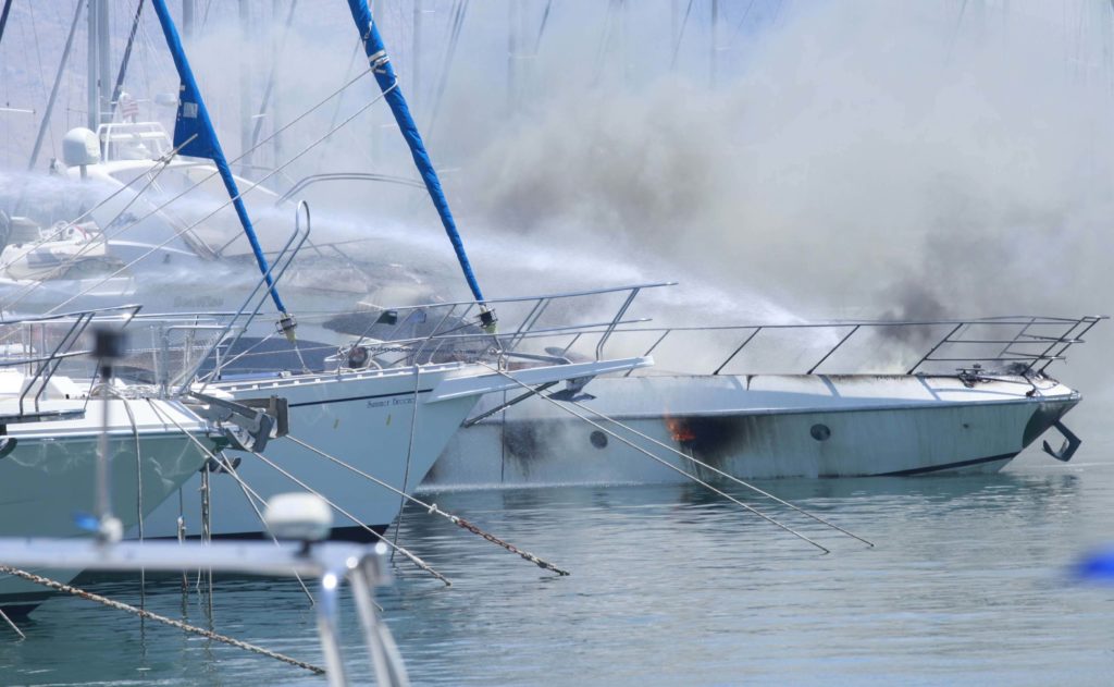 Πόρος: Φωτιά σε τουριστικό σκάφος με δύο εγκαυματίες
