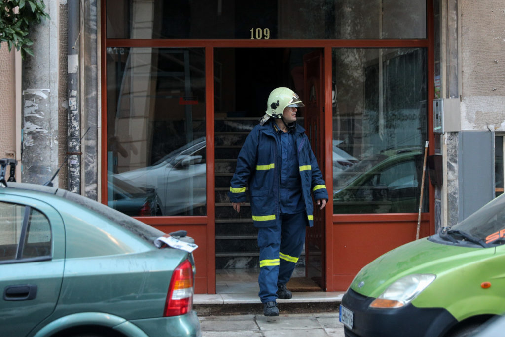 Νεκρός εντοπίστηκε μετά από φωτιά σε διαμέρισμα της Καλλιθέας