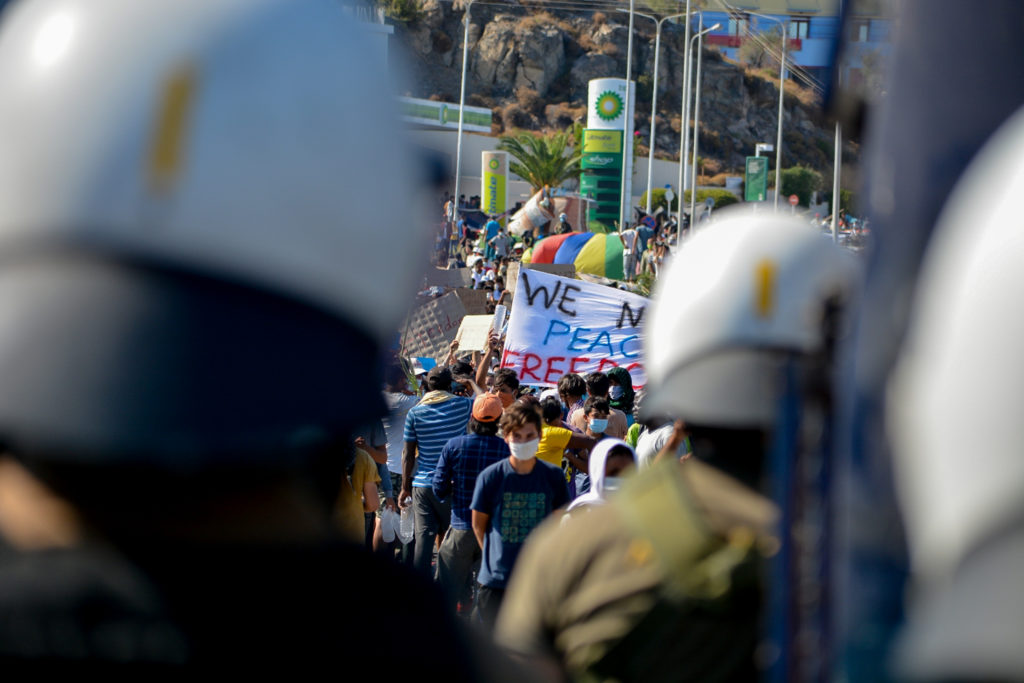 Λέσβος-Καρά Τεπέ: Ένταση στη διαδήλωση των προσφύγων – Ρίψη χημικών από τα ΜΑΤ κατά γυναικόπαιδων (Videos)