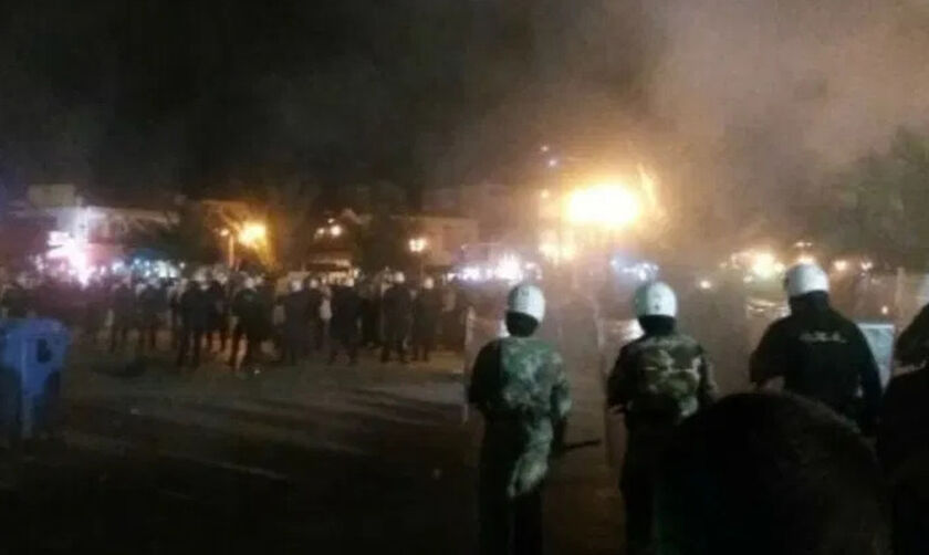 Άγριες συμπλοκές οπαδών με ΜΑΤ στην Oρεστιάδα- Μαχαίρωσαν αστυνομικό