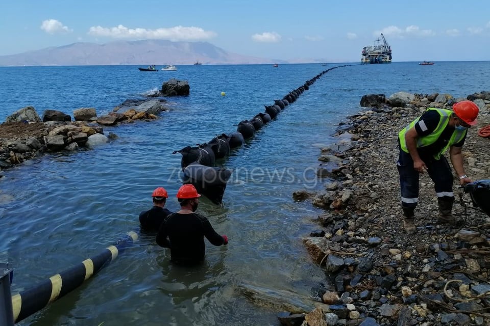 Ξεκίνησε η ηλεκτρική διασύνδεση Κρήτης – Πελοποννήσου – Το καλώδιο έπεσε στη θάλασσα (video – εικόνες)
