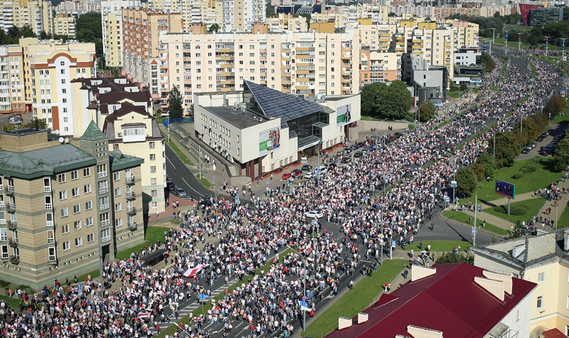 Λευκορωσία: Μεγάλη αντικυβερνητική διαδήλωση – εκατοντάδες συλλήψεις