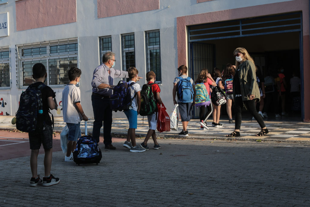 Πρώτο κουδούνι στα σχολεία με… μάσκες, παγούρια πολυμελή τμήματα και αγωνία για τον κορονοϊό