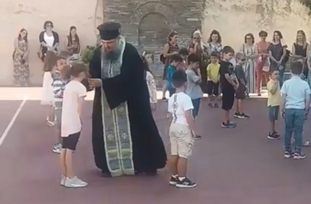 Σάλος με βίντεο που δείχνει ιερέα να ζητά από παιδιά να φιλήσουν τον σταυρό κατά τον αγιασμό (Video)