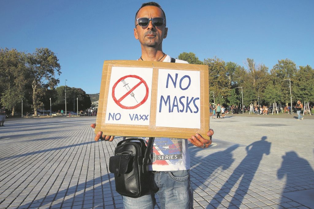 Η μάσκα των «αρνητών» και η μασκαράτα των κυβερνώντων